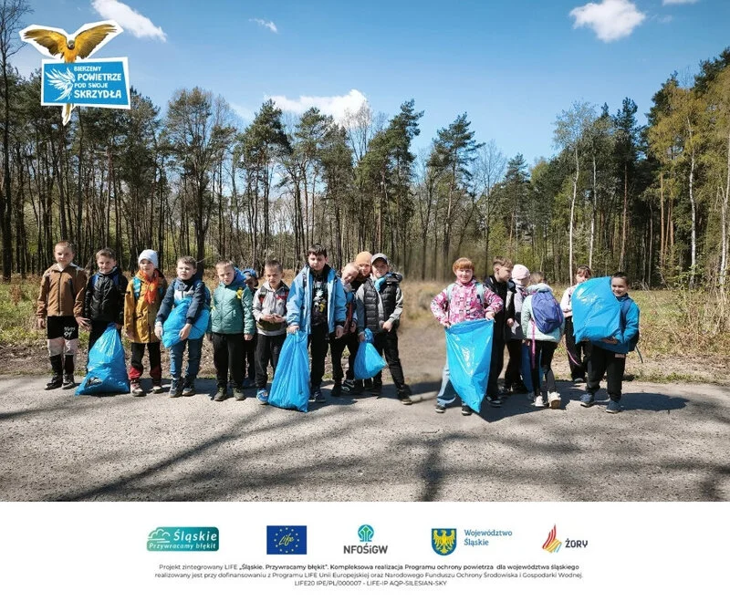 Dzień Ziemi w Żorach. Pierwszoklasiści ze SP nr 4 posprzątali las