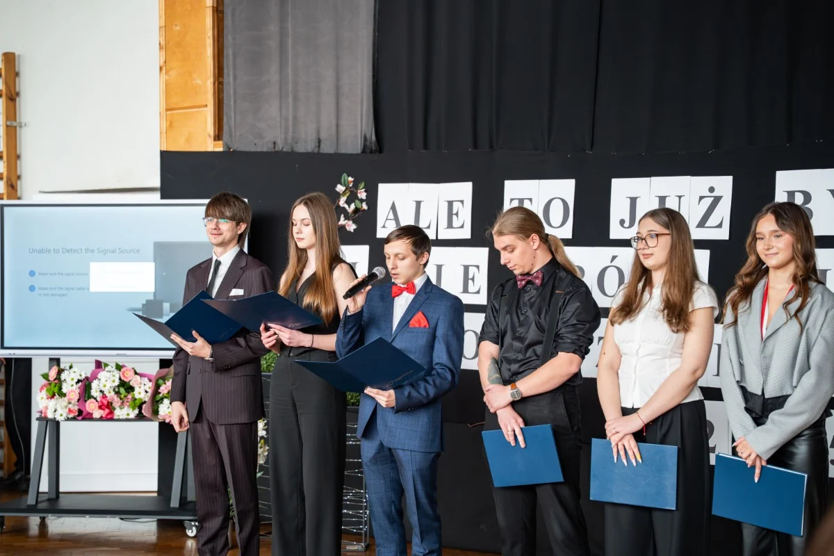 Ponad 250 uczniów zakończyło naukę w CKZiU w Sosnowcu. Wzruszające pożegnanie absolwentów