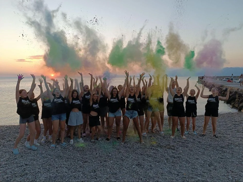 Młodzieżowe trendy wyjazdowe 2026: Jakie kierunki i formy aktywności wybiorą młodzi sportowcy?