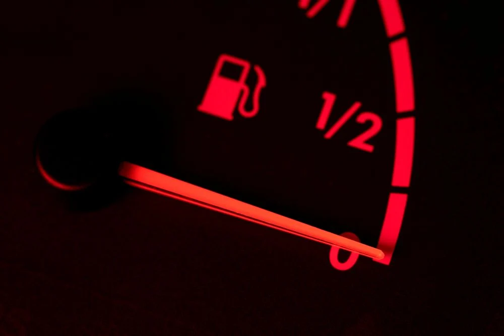 Które objawy wskazują na problemy z pompą paliwa?