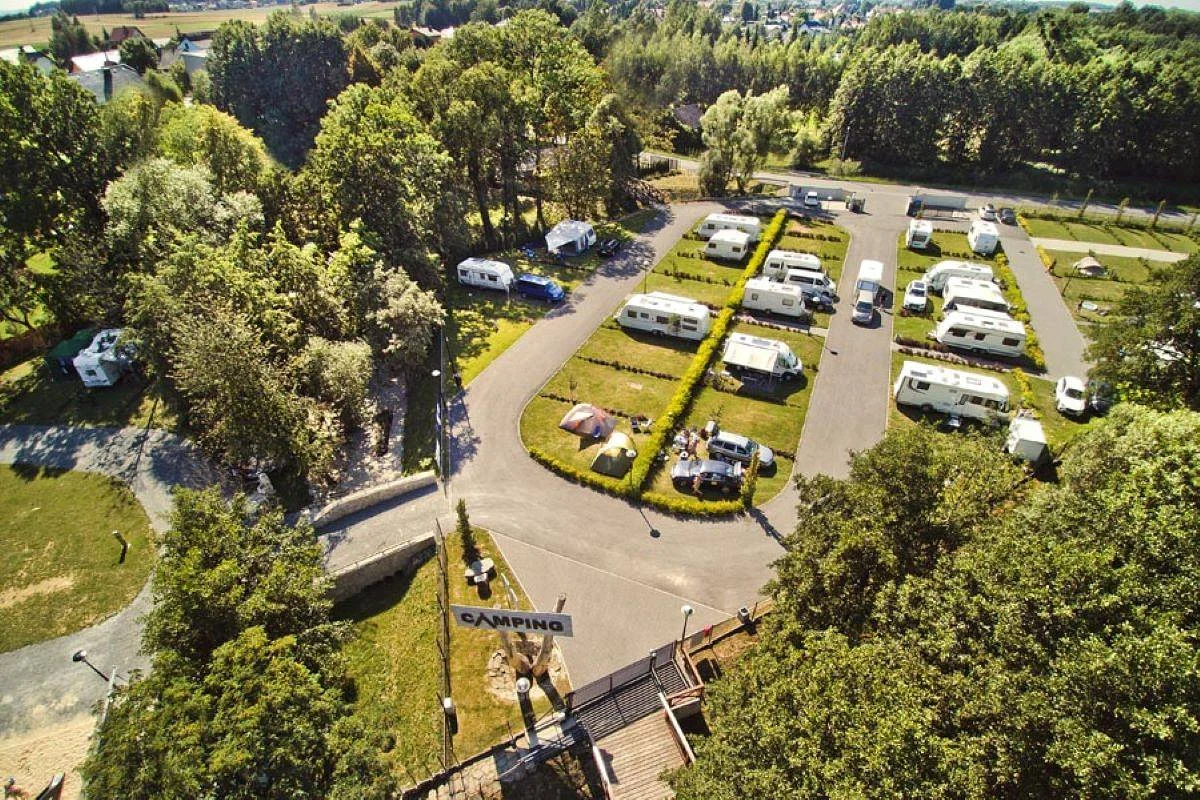 Rodzinny kemping w Małopolsce - jak wybrać idealne pole campingowe z atrakcjami dla dzieci?