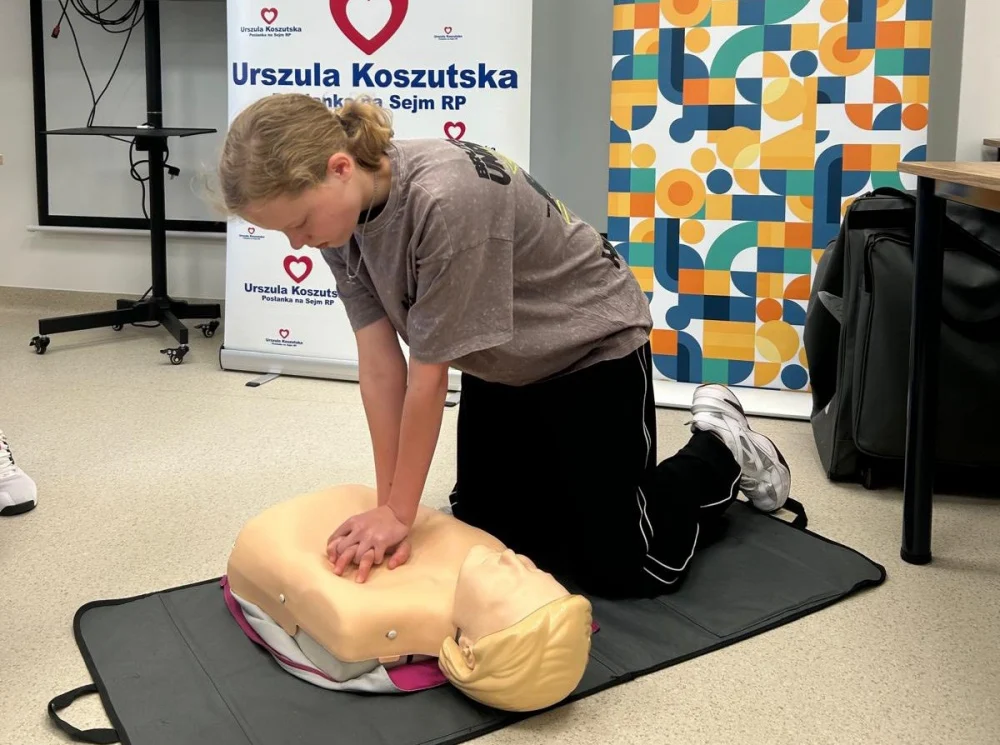 Uczniowie z Rudy Śląskiej uczą się pierwszej pomocy. Zajęcia odbyły się w stacji pogotowia