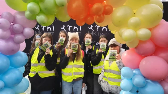 Wolontariusze ze Świętochłowic na trasie V Biegu Hazoka w parku Rzęsa. Młodzież wsparła prawie 700 biegaczy