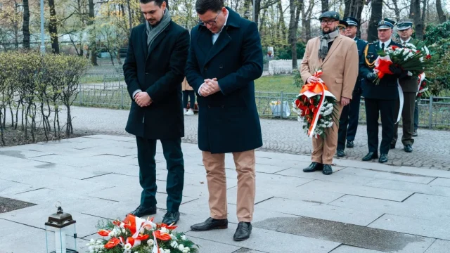 Chorzów upamiętnił Ofiary Zbrodni Katyńskiej. Złożono kwiaty w Parku Hutniczym