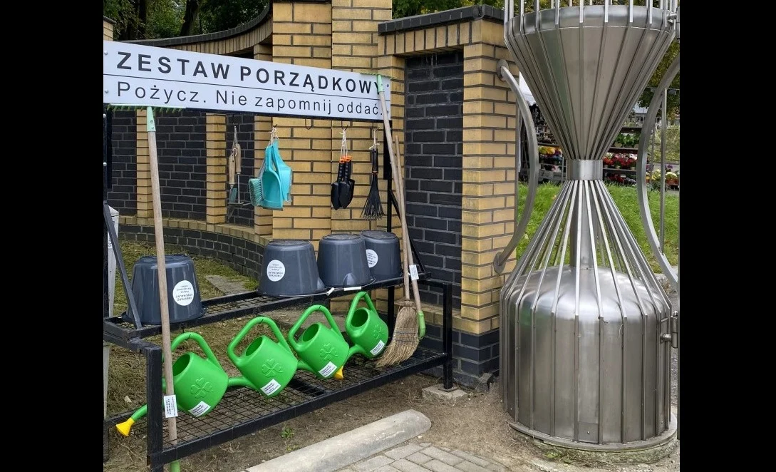 Sprzątanie grobów przed świętami w Bytomiu. Na Kwiatowej czekają darmowe akcesoria