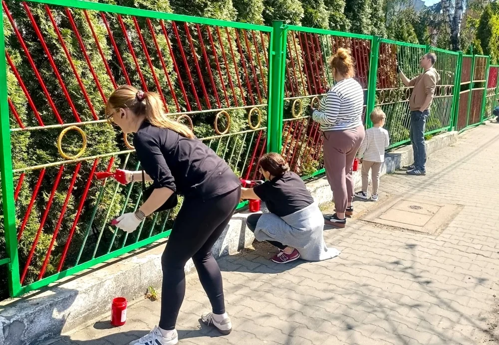 Rodzice odnowili ogrodzenie Miejskiego Przedszkola nr 18. „Zmalujmy coś dobrego!”