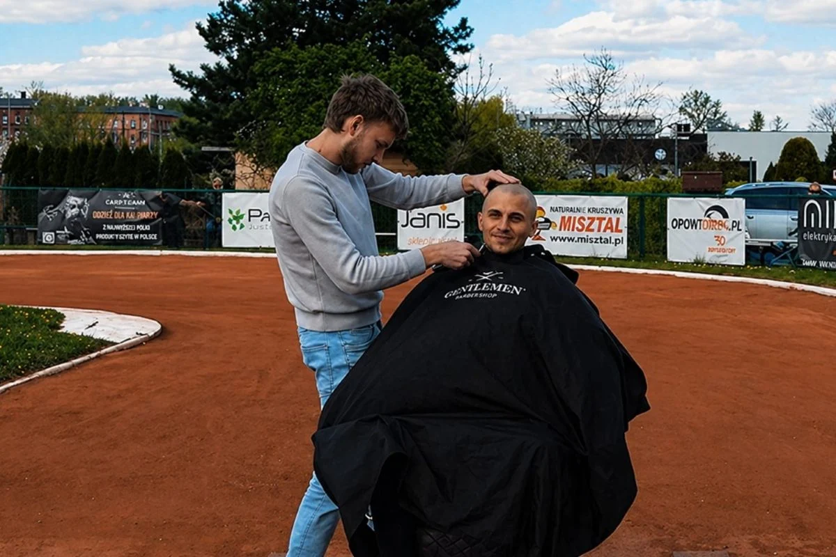 Ogolili głowy i rywali. Wspaniały gest Śląska oraz efektowne zwycięstwo