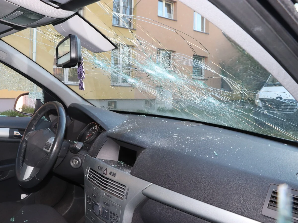 Z młotkiem na samochód sąsiada. 52-latek tłumaczył policji, że się pomylił