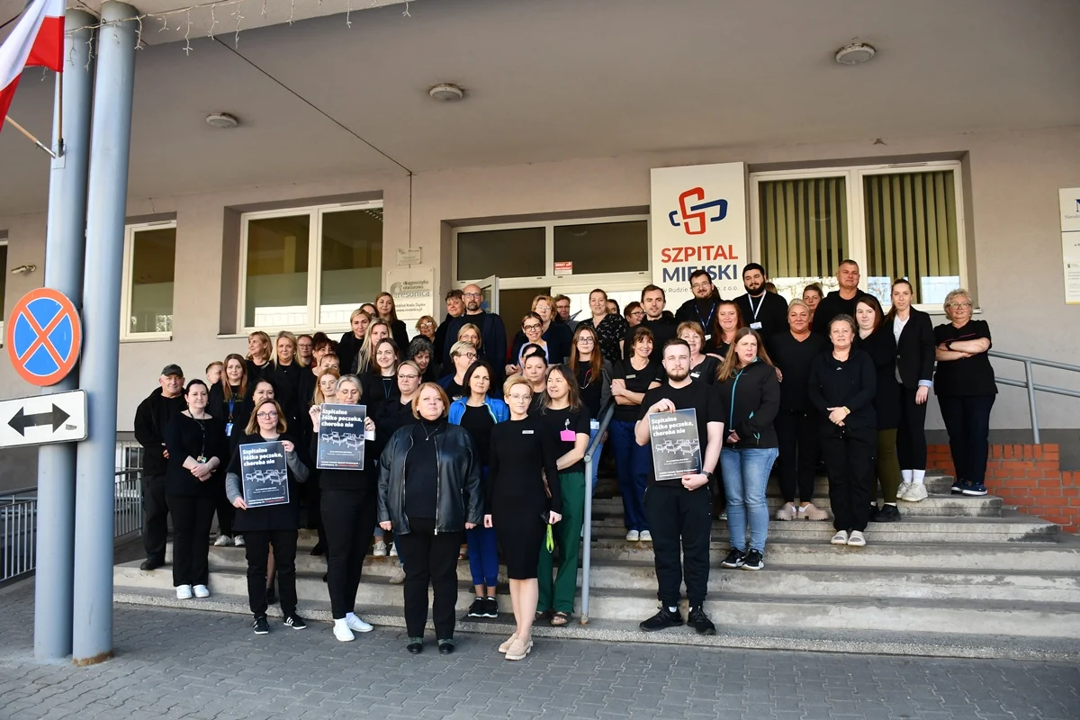 Szpital w Rudzie Śląskiej dołączył do protestu. Pracownicy wyszli przed placówkę na minutę ciszy