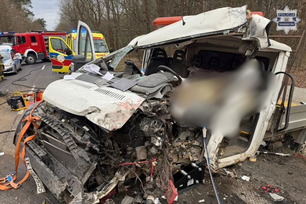 Czołowe zderzenie citroena z tirem na DK78. Nie żyje 61-letni kierowca, dwie osoby ranne