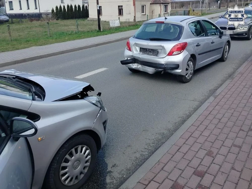Chwila nieuwagi i zderzenie w Skrzyszowie. 21-latka uderzyła w tył peugeota