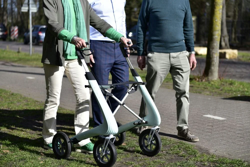 Jak wybrać pierwszy balkonik dla seniora? Poradnik