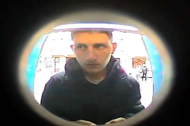Policjanci opublikowali wizerunek podejrzewanego o oszustwo. Rozpoznajesz tego mężczyznę?