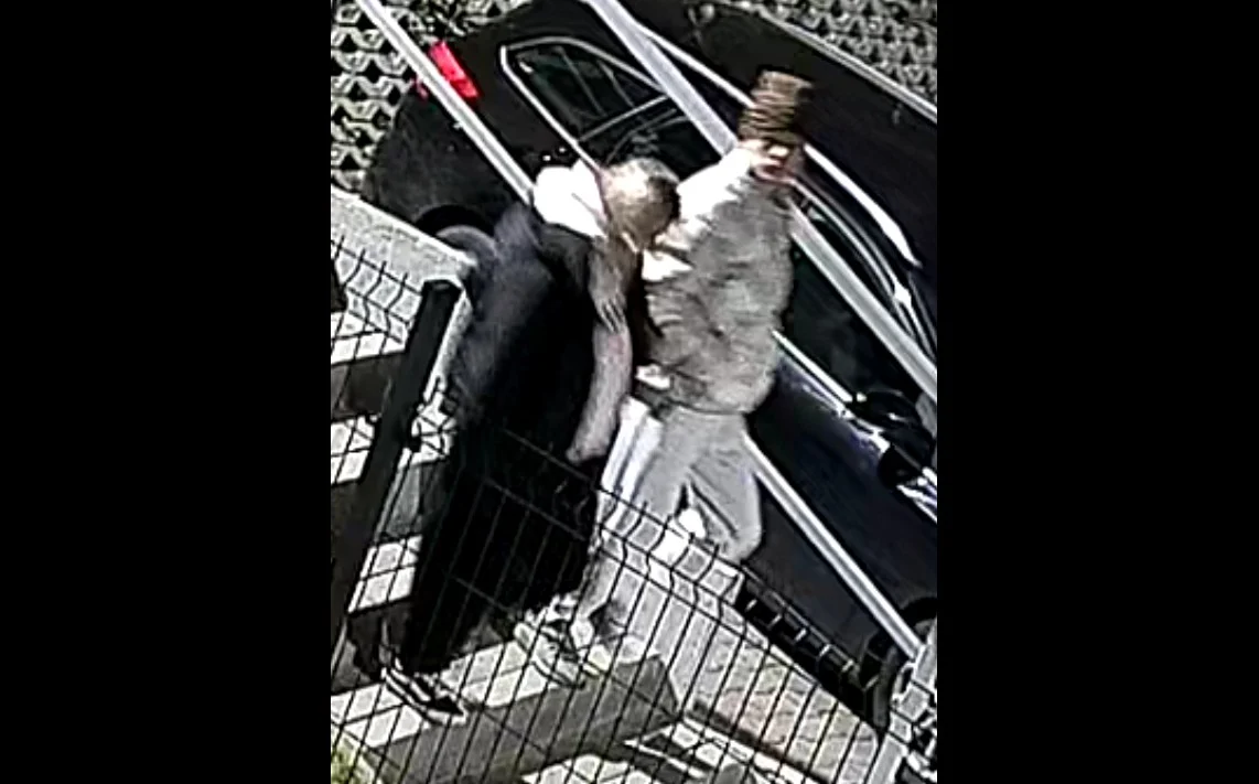 Zniszczenie mienia wartego blisko 10 tysięcy złotych w Pyskowicach. Policja opublikowała wizerunki podejrzanych