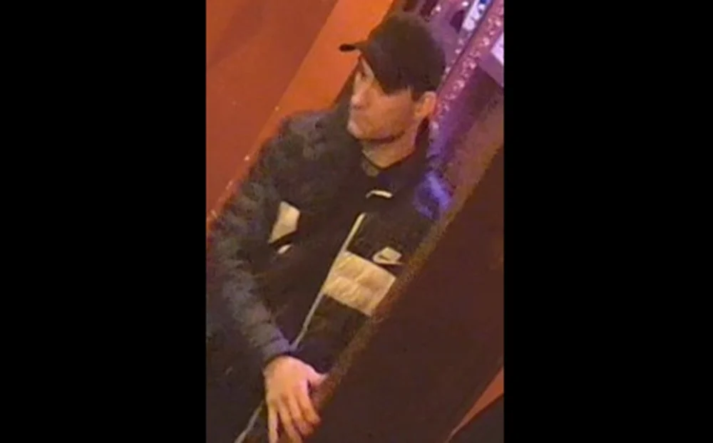 Przywłaszczenie laptopa w Katowicach. Policjanci opublikowali wizerunek podejrzewanego. Rozpoznajesz?