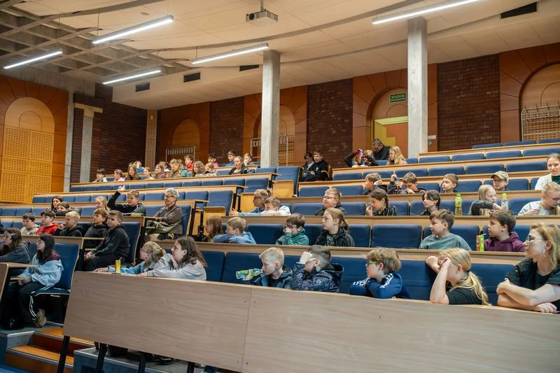 1600 dzieci odkrywało naukę w Rybniku. Festiwal Nauki Kampus pełen eksperymentów i technologii fot. M. Szymura (12)