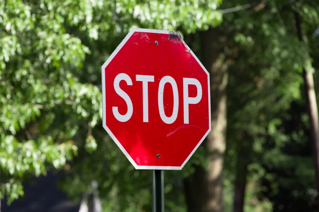 Kierowcy z Rudy Śląskiej często popełniają ten błąd – chodzi o znak STOP