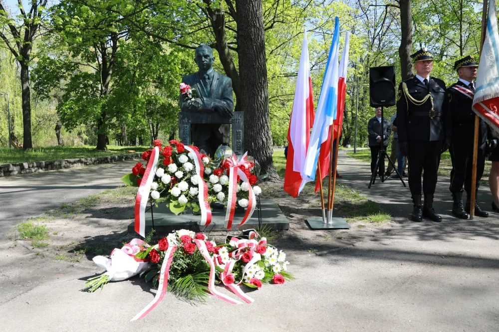 Sosnowiec uczcił 235. rocznicę Konstytucji 3 Maja. Kwiaty i przemarsz aleją Zwycięstwa