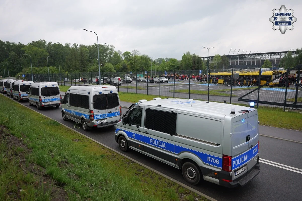 Pirotechnika na Arenie Katowice. Policja identyfikuje pseudokibiców po meczu GKS-u