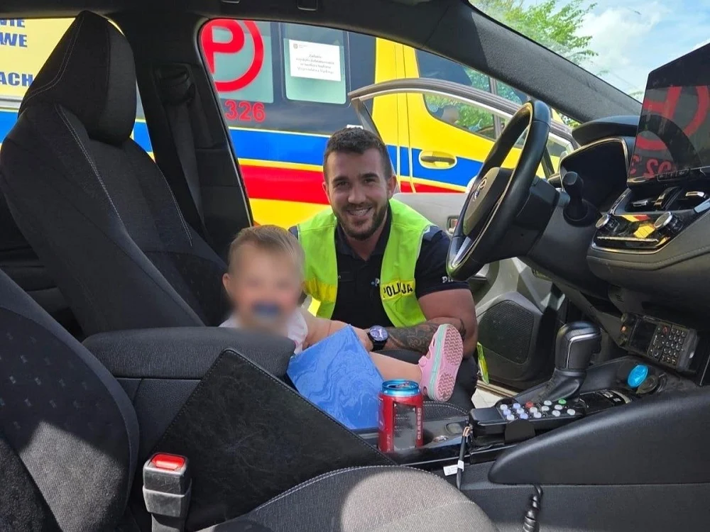 Półtoraroczne dziecko zamknięte w aucie. Policjanci wybili szybę