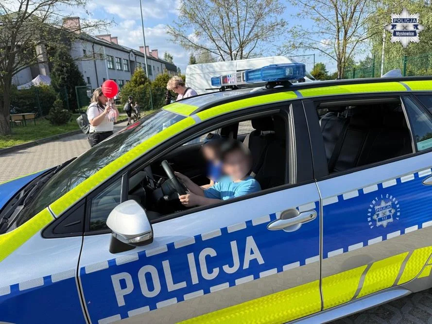 Dzielnicowy odwiedził dzieci podczas festynu w Mysłowicach. Był radiowóz i ważna lekcja bezpieczeństwa