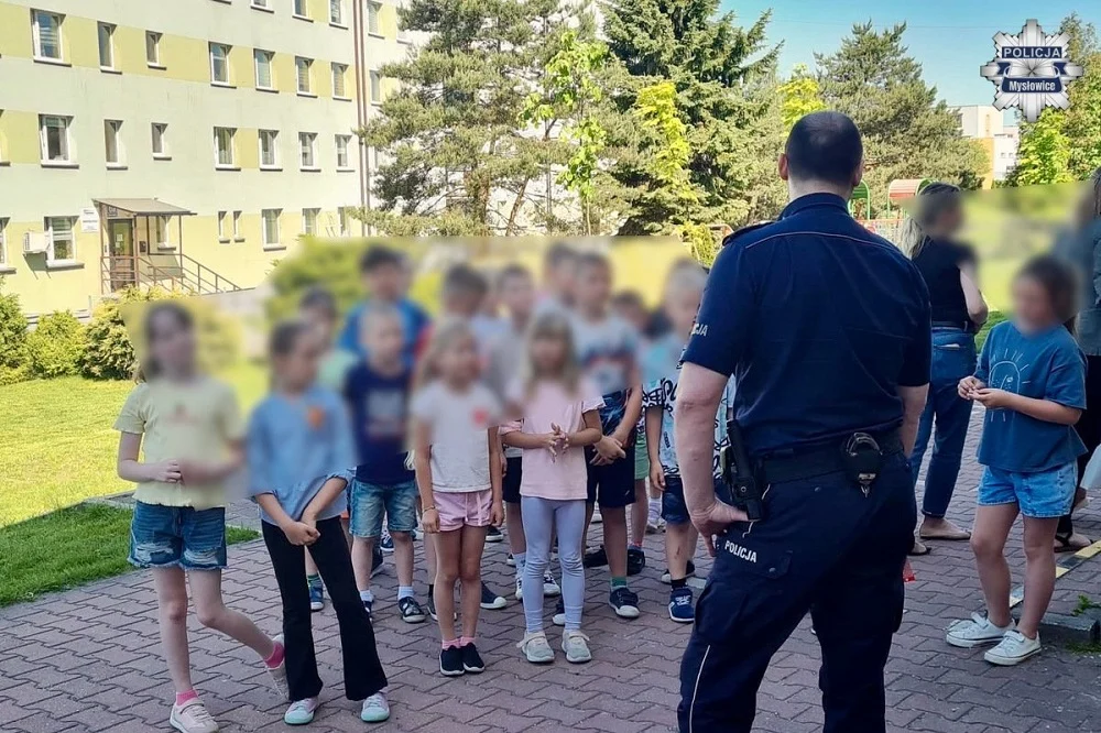 Dzielnicowi odwiedzili uczniów w Mysłowicach. Rozmawiali o bezpieczeństwie przed wakacjami