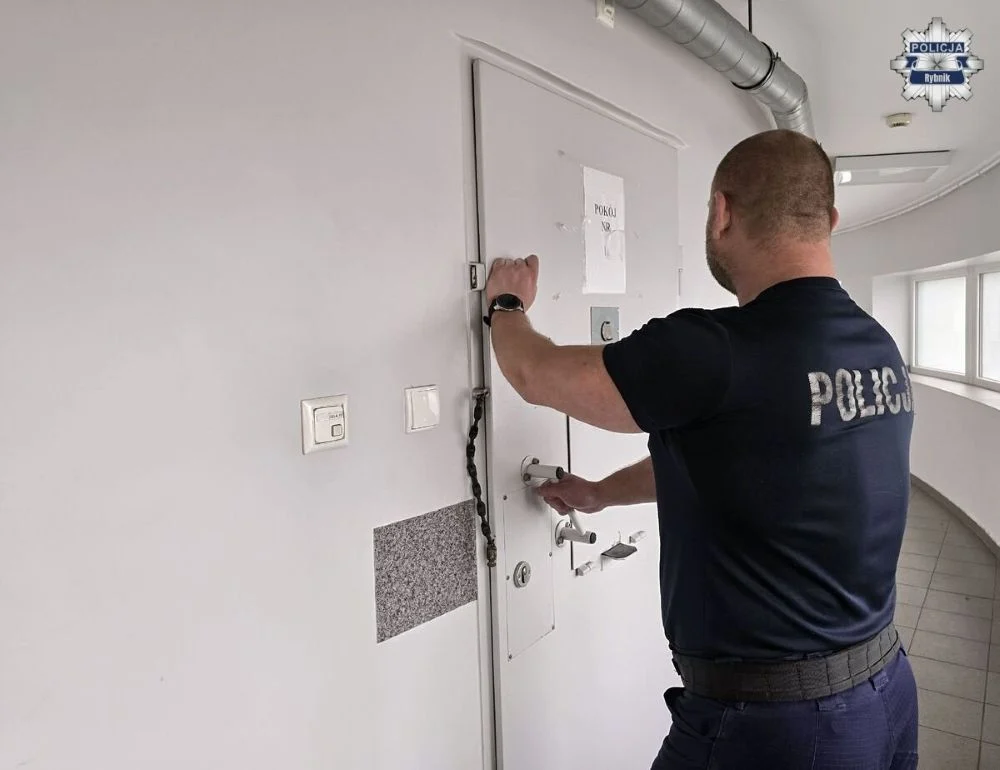 Próby włamań, kradzież roweru i sklepowe łupy. Policjanci zatrzymali mieszkańca Rydułtów