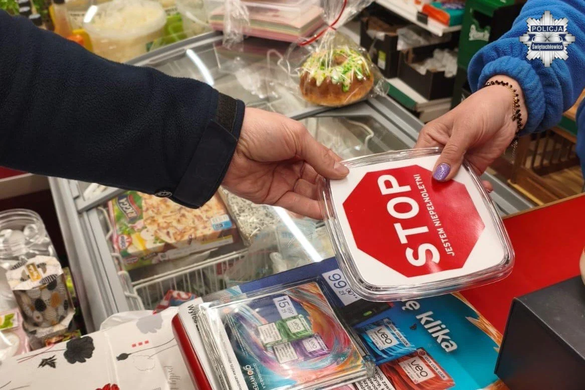 Świętochłowiccy dzielnicowi kontrolują sklepy pod kątem sprzedaży alkoholu nieletnim