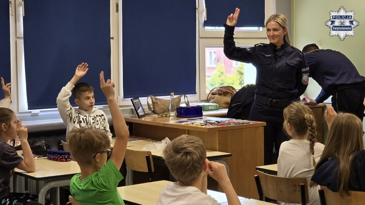 Bezpieczny kontakt ze zwierzętami. Policjanci spotkali się z uczniami SP nr 8 / fot. KMP Świętochłowice