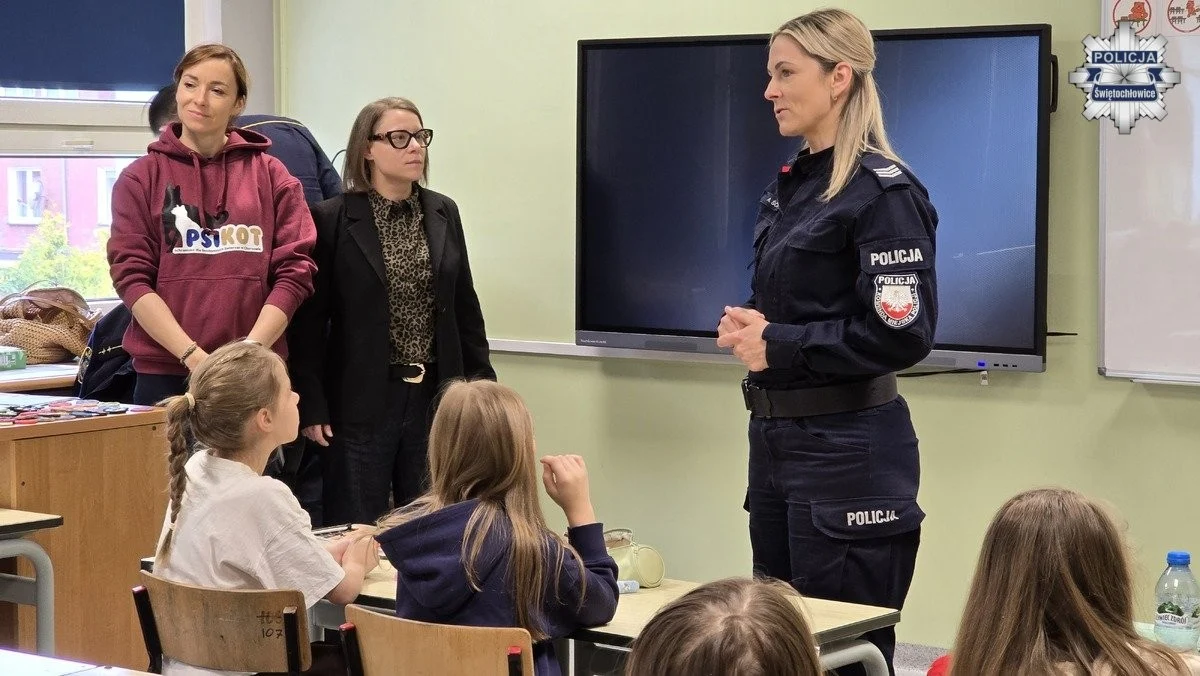 Bezpieczny kontakt ze zwierzętami. Policjanci spotkali się z uczniami SP nr 8 / fot. KMP Świętochłowice