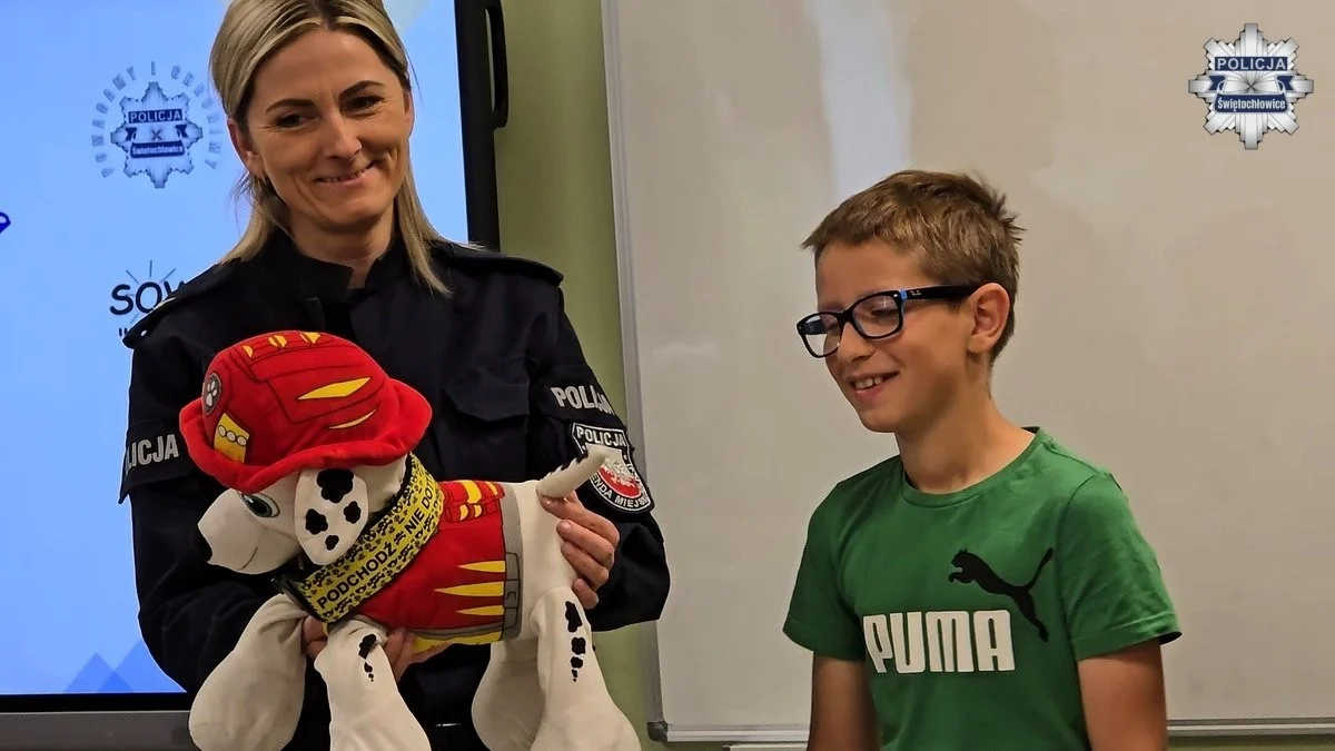 Bezpieczny kontakt ze zwierzętami. Policjanci spotkali się z uczniami SP nr 8 / fot. KMP Świętochłowice