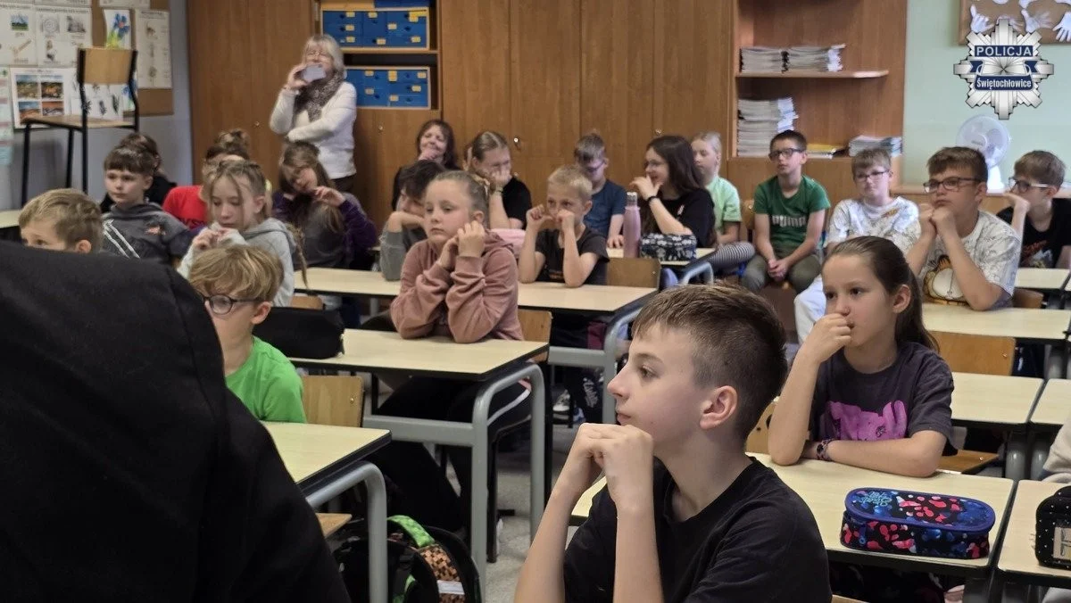 Bezpieczny kontakt ze zwierzętami. Policjanci spotkali się z uczniami SP nr 8 / fot. KMP Świętochłowice
