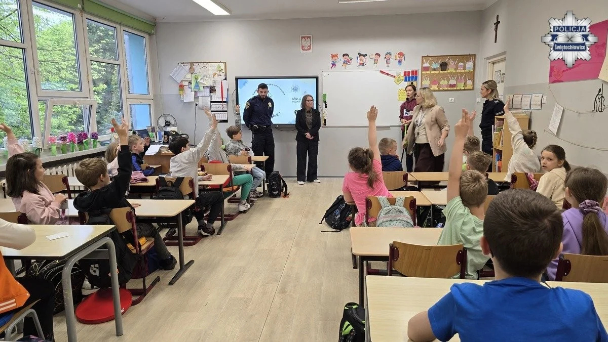 Bezpieczny kontakt ze zwierzętami. Policjanci spotkali się z uczniami SP nr 8 / fot. KMP Świętochłowice