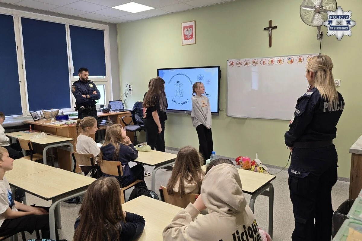 Bezpieczny kontakt ze zwierzętami. Policjanci spotkali się z uczniami SP nr 8 / fot. KMP Świętochłowice