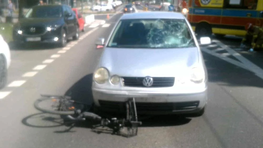 Rowerzysta uderzył w volkswagena na przejściu. Trafił do szpitala