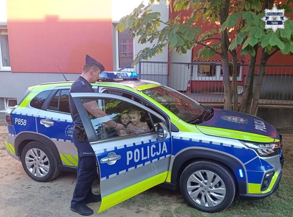 Sznupek odwiedził przedszkolaki w Tychach. Policjanci przypomnieli dzieciom o bezpieczeństwie