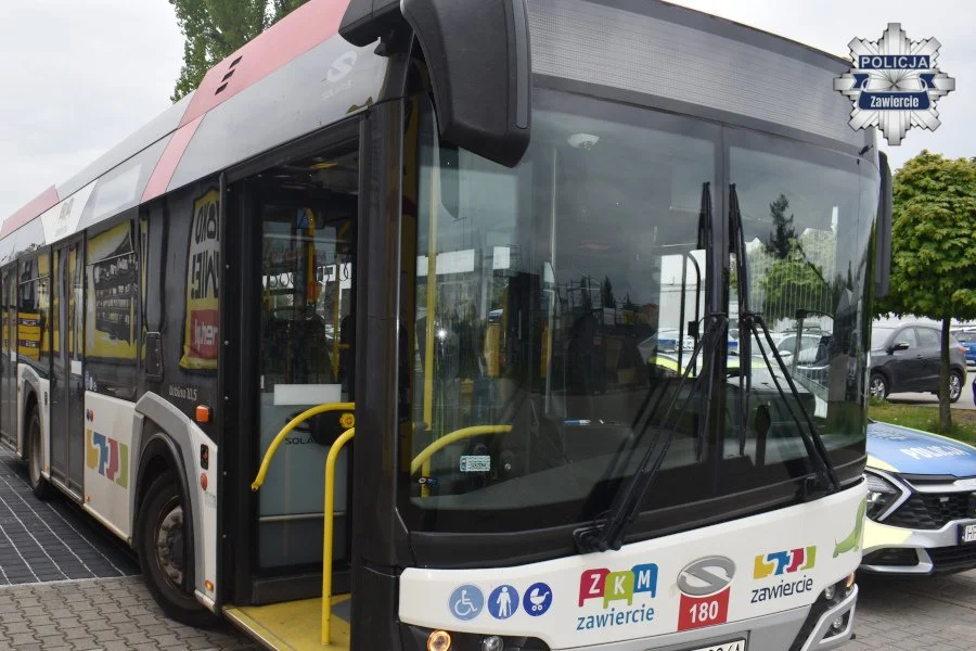 Pijany 63-latek bez prawa jazdy uderzył w autobus miejski w Zawierciu