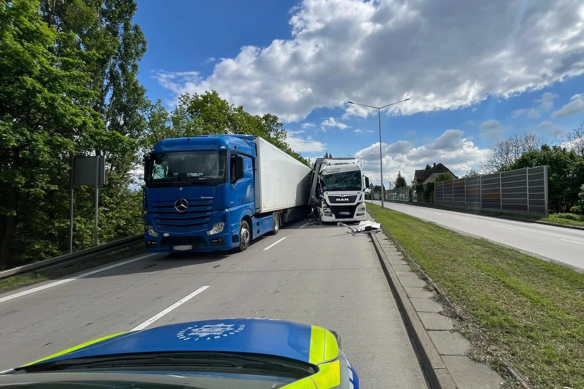 Ciężarówki zderzyły się na DK81 w Żorach