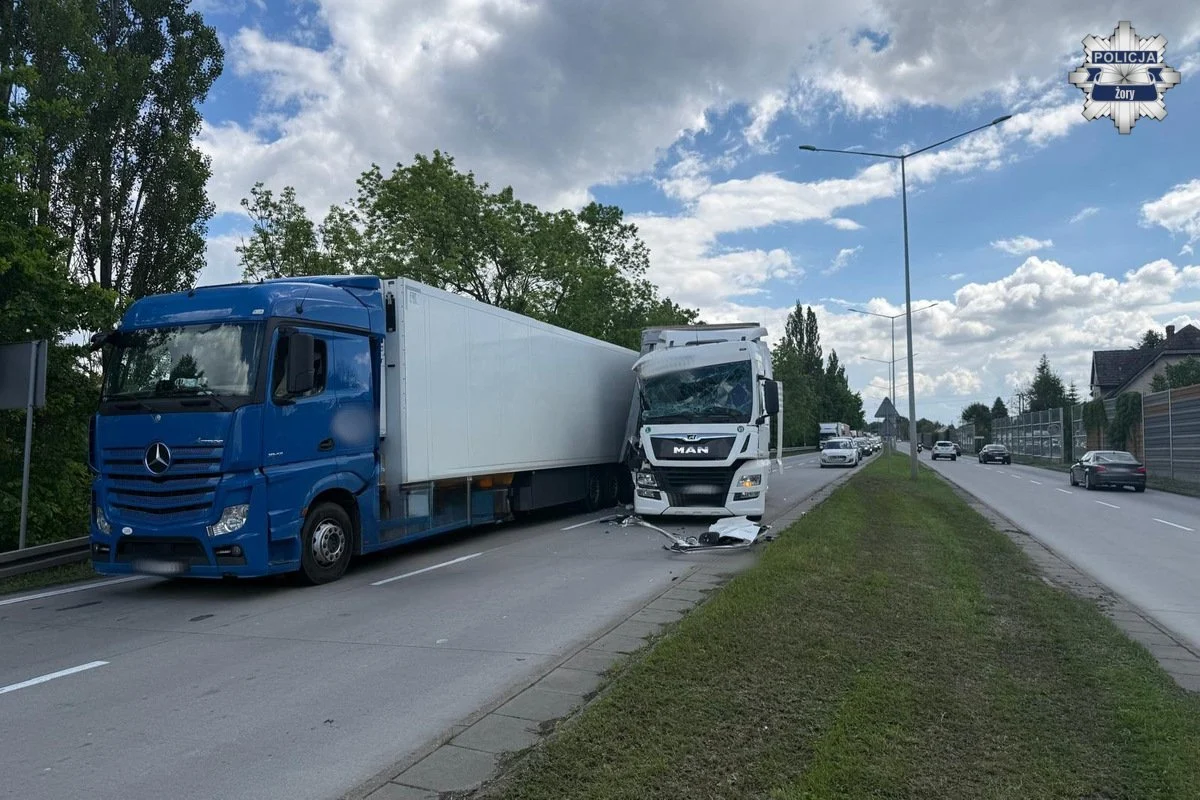 Ciężarówki zderzyły się na DK81 w Żorach / fot. KMP Żory