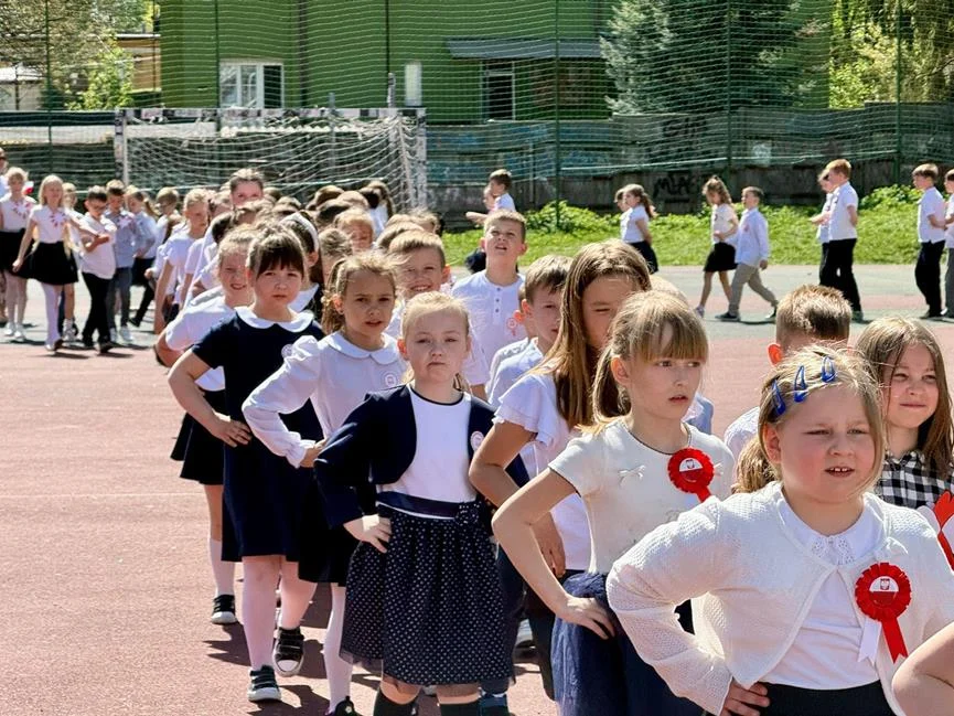 Uczniowie Szkoły Podstawowej nr 9 w Mysłowicach zatańczyli poloneza