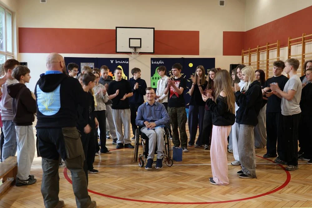 Poruszające spotkanie w SP2 w Orzeszu. Alan Pisarek mówił uczniom o akceptacji i życiu z niepełnosprawnością
