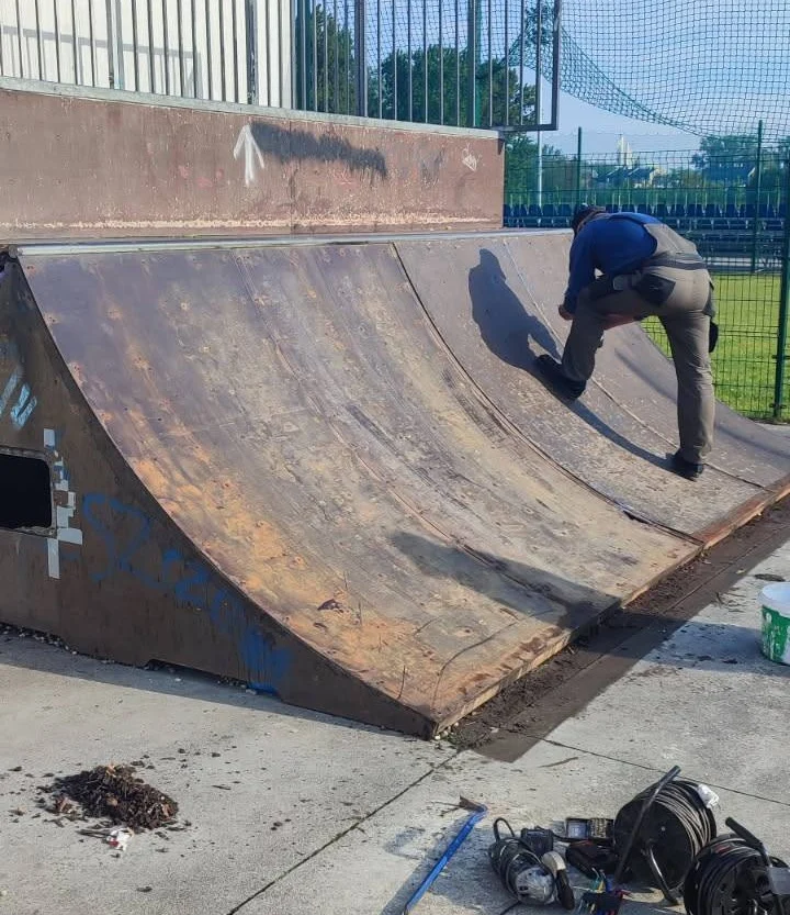 Skatepark na Skałce przechodzi remont. Ruszyła wymiana płyt na rampach / fot. OSiR Skałka FB