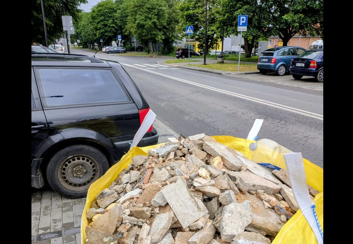 Kontener na gruz na chodniku? W Pyskowicach grozi za to wysoka kara. Pamiętaj o formalnościach