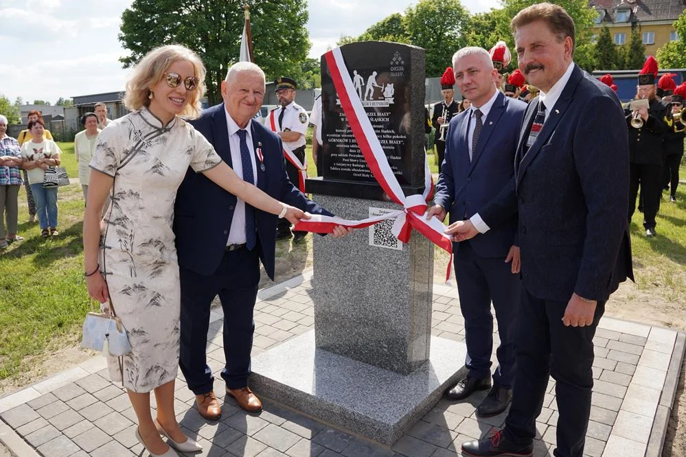 W Brzezinach Śląskich odsłonięto tablicę pamięci. Hołd dla pracowników „Orła Białego”