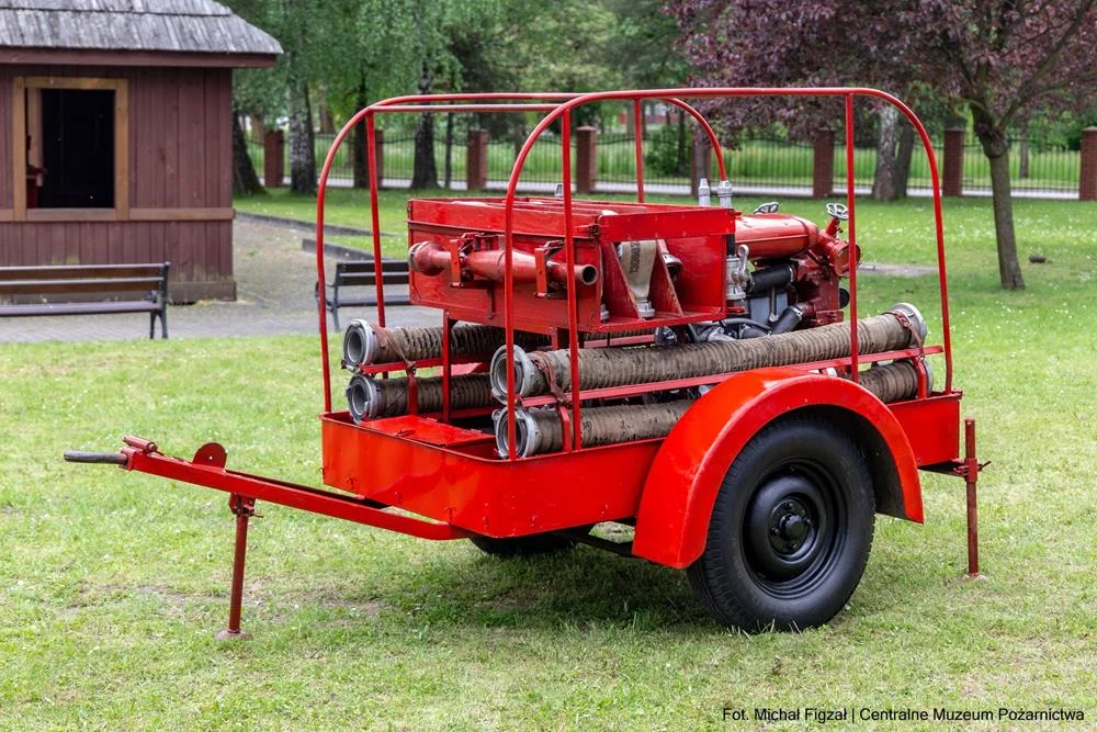 Nowy eksponat w Centralnym Muzeum Pożarnictwa. To wózek gaśniczy z 1954 roku