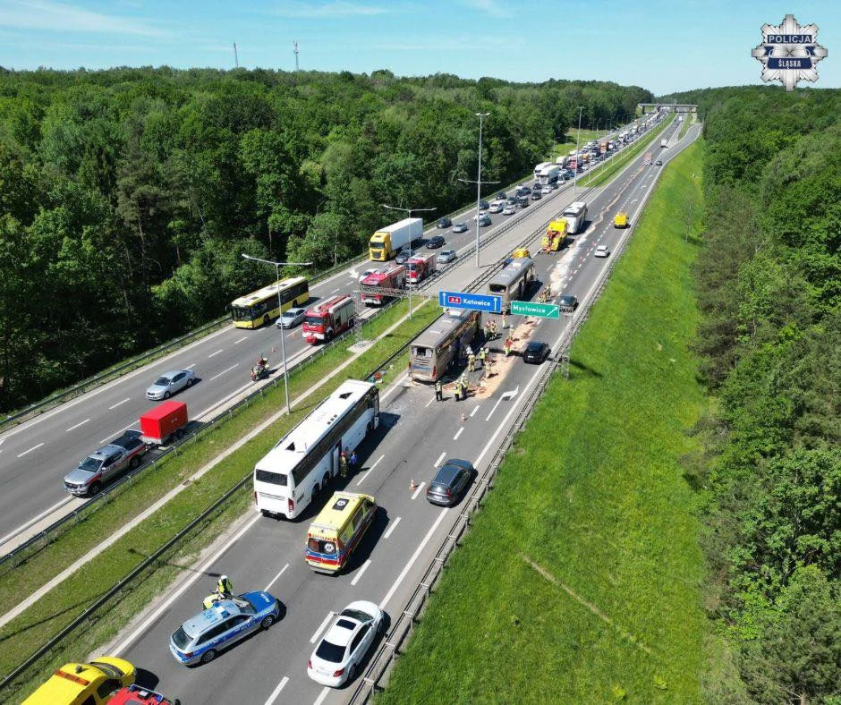 Utrudnienia na A4 w Mysłowicach. Zdarzenie z udziałem dwóch autokarów