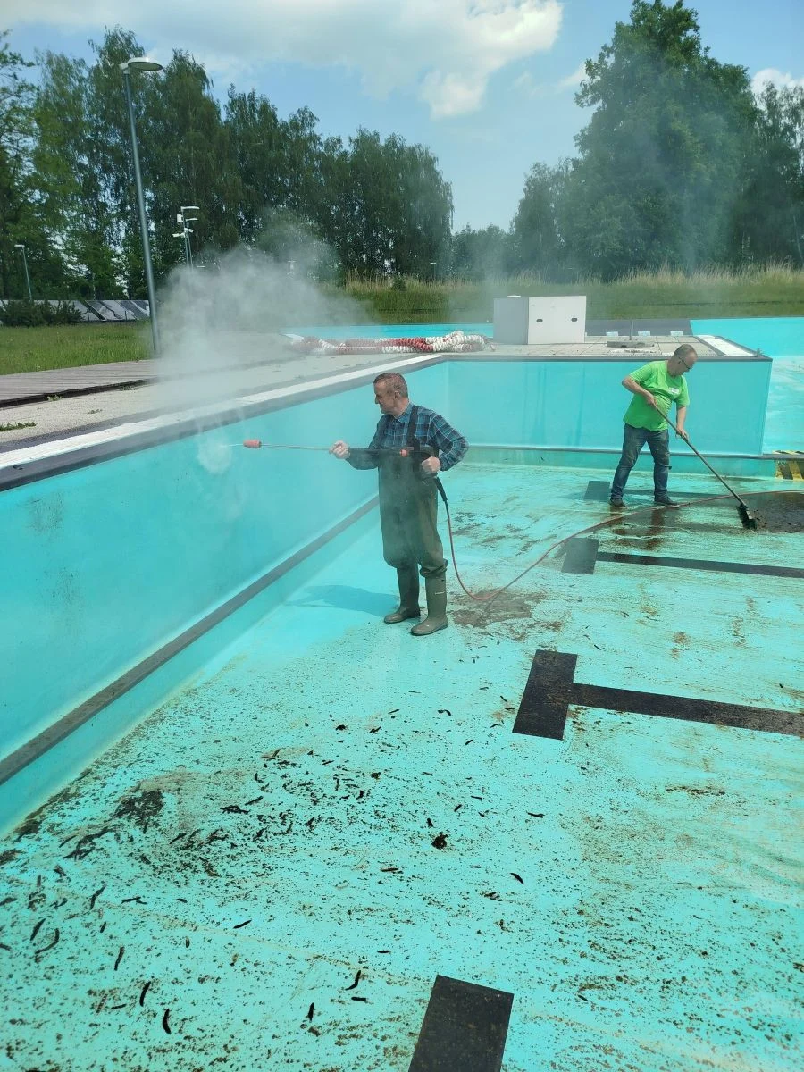 Basen ekologiczny w Świętochłowicach szykuje się na lato. Ruszyło czyszczenie niecki / fot. OSiR Skałka FB