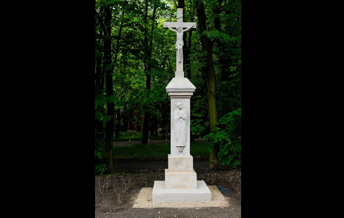 Odrestaurowana zabytkowa kapliczka w Rozbarku wróciła na swoje miejsce
