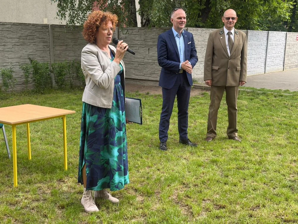 Dyrektor-SP3-przemawia-obok-zaproszonych-gosci