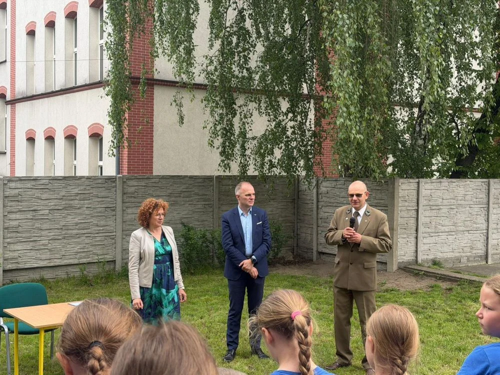 Dyrektor-szkoly-przedstawiciel-Nadlesnictwa-oraz-Slaskiego-Centrum-Wolnosci-i-Solidarnosci-przemawiaja-do-uczniow